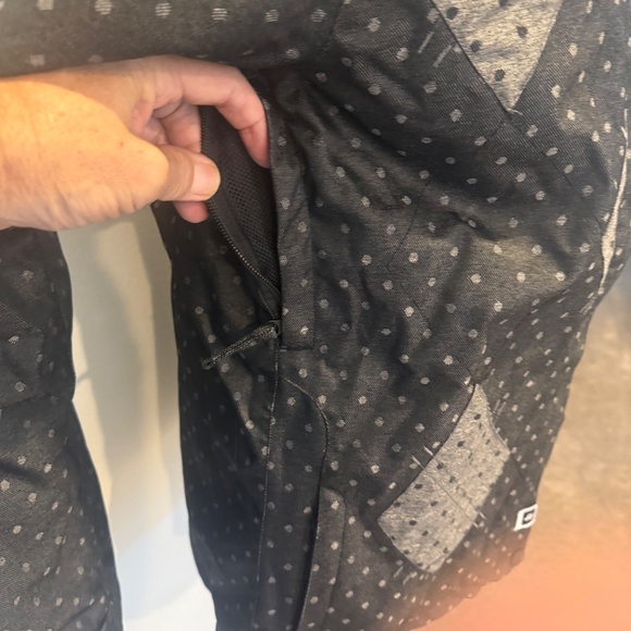 Ride Women's Ski/snowboard Jacket (Like New) - Picture 5 of 14